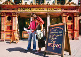 Sosta per ammirare il Crown Bar a Belfastast
